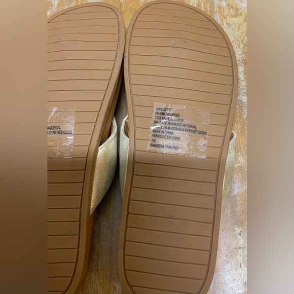 NWT-Susina Gold Arielle Flip Flops-Sz 7M - Picture 7 of 8